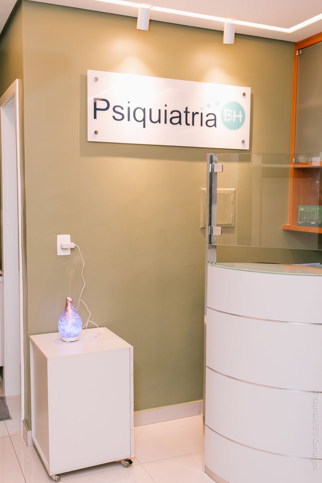 Placa de identificação da Psiquiatria BH na recepção