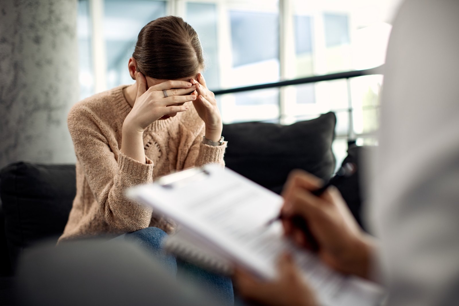 Pessoa em sessão de psicoterapia, em ambiente profissional